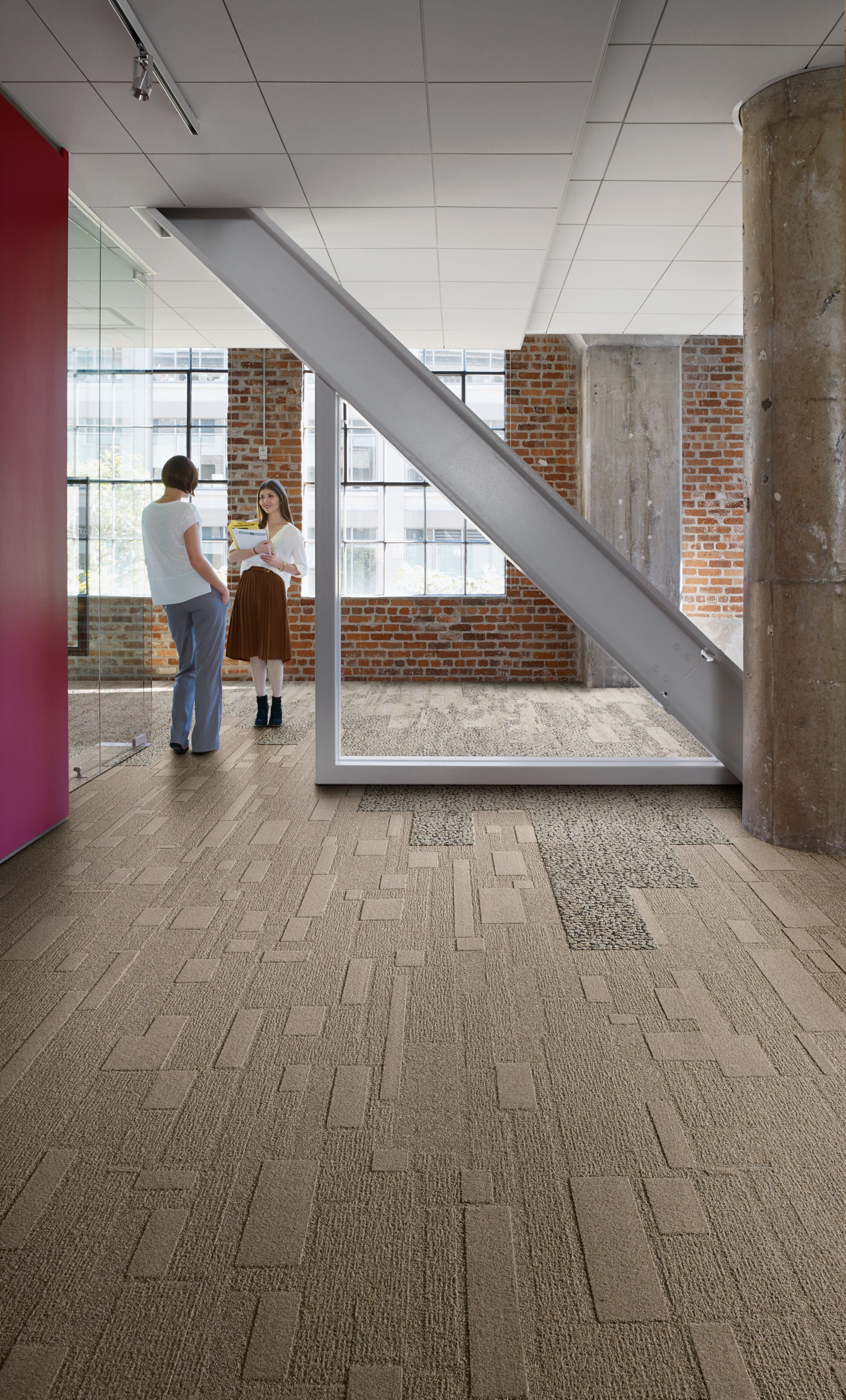 Interface EM552 plank carpet tile in with diagnal column and two women talking Bildnummer 7