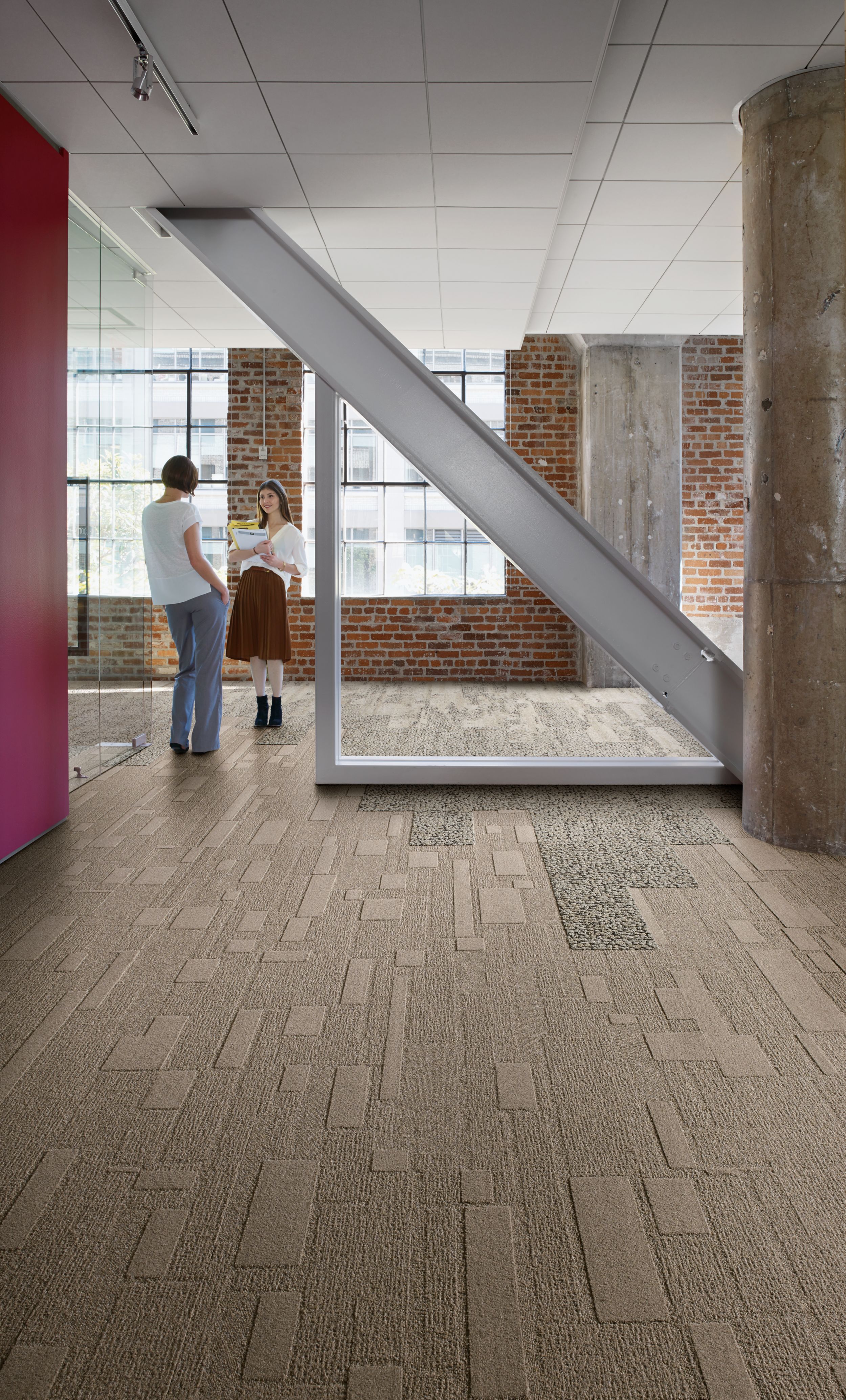 Interface EM552 plank carpet tile in with diagnal column and two women talking imagen número 3