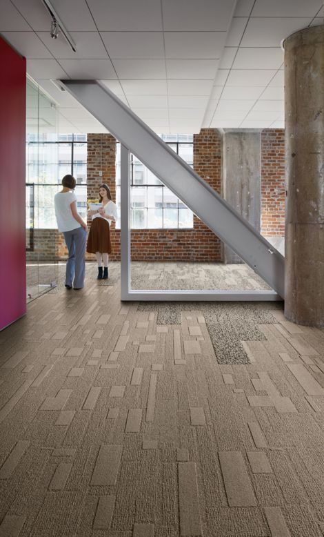 Interface EM552 plank carpet tile in with diagnal column and two women talking Bildnummer 3