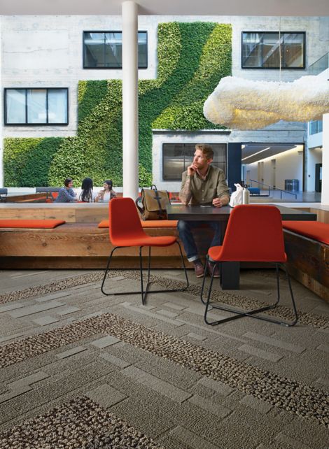 Interface EM552 plank carpet tile with man sitting at table with lunch and group meeting in front of vine wall in the background  numéro d’image 3