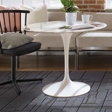 Interface EM553 plank carpet tile with chair and table with white orchid imagen número 1