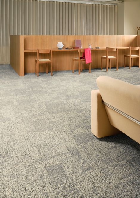 Interface In Motion and Shift Point carpet tile in open office Bildnummer 3