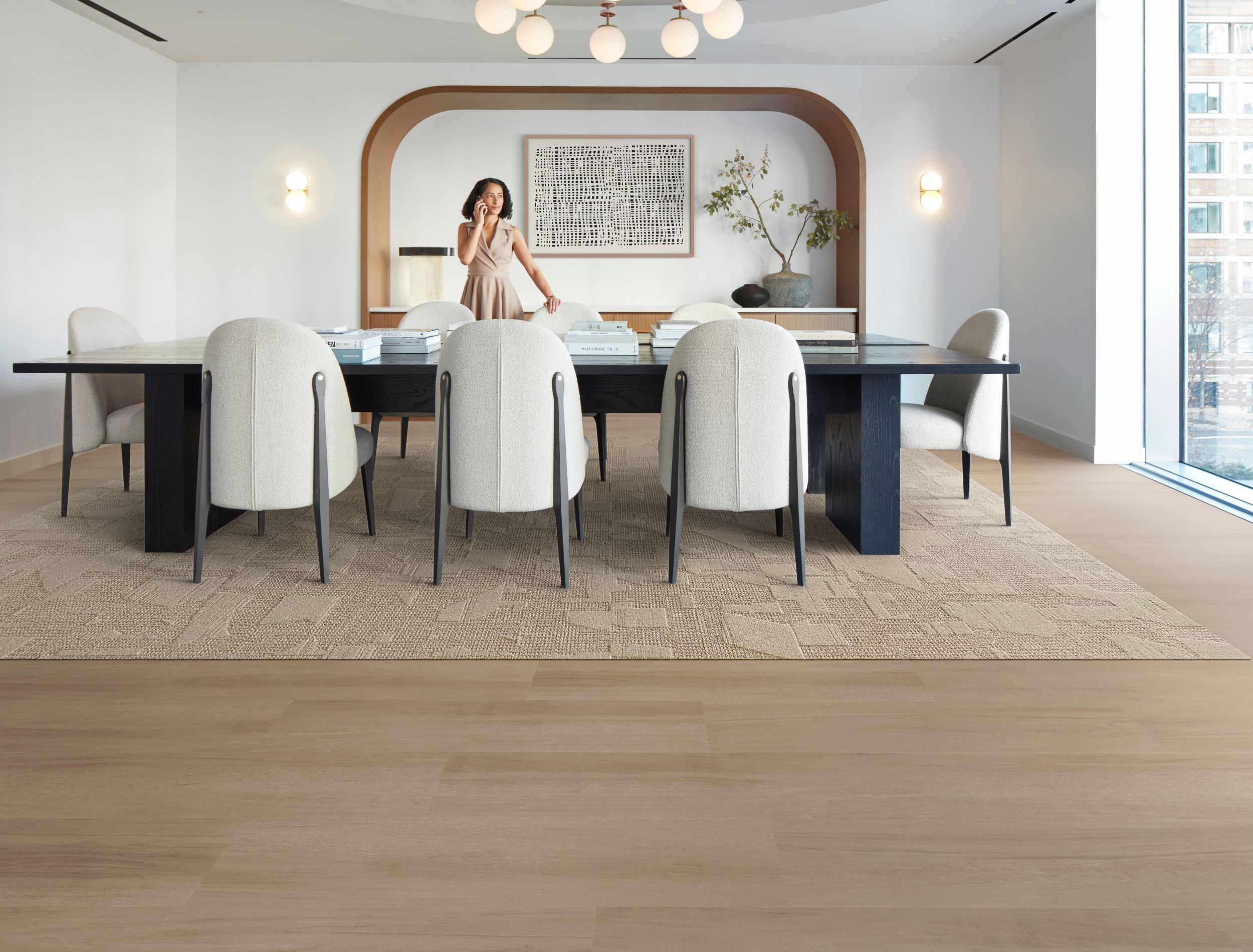 Interface On Grain plank LVt with E612 plank carpet tile in corporate meeting room Bildnummer 5