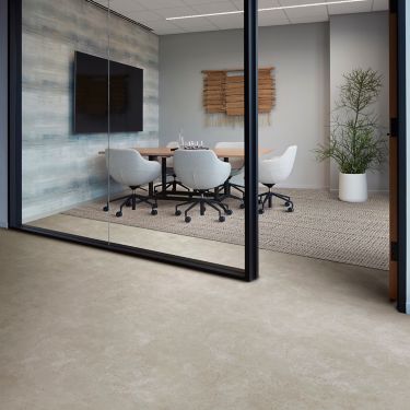 Interface Hearth plank LVT with E615 plank carpet tile in private meeting room número de imagen 1