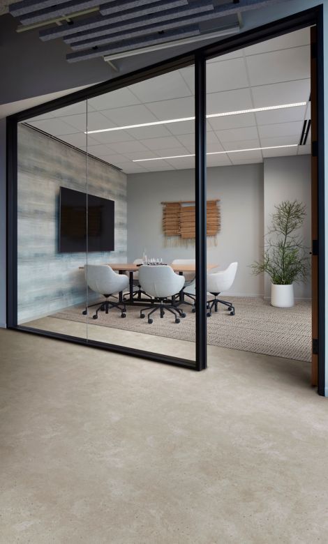 Interface Hearth plank LVT with E615 plank carpet tile in private meeting room número de imagen 4