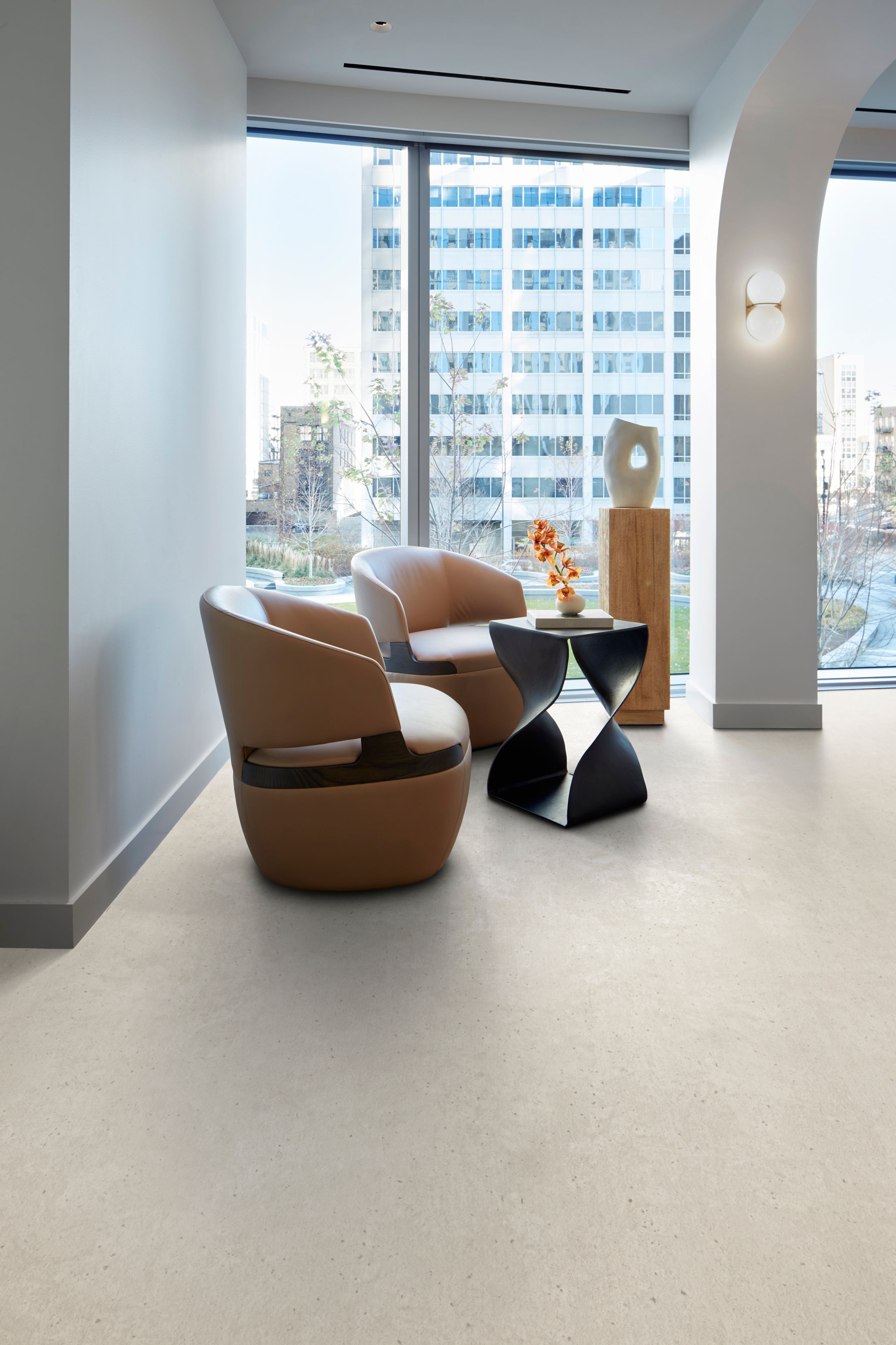 image Interface Hearth LVT plank in corporate lobby area with seating and glass walls numéro 2