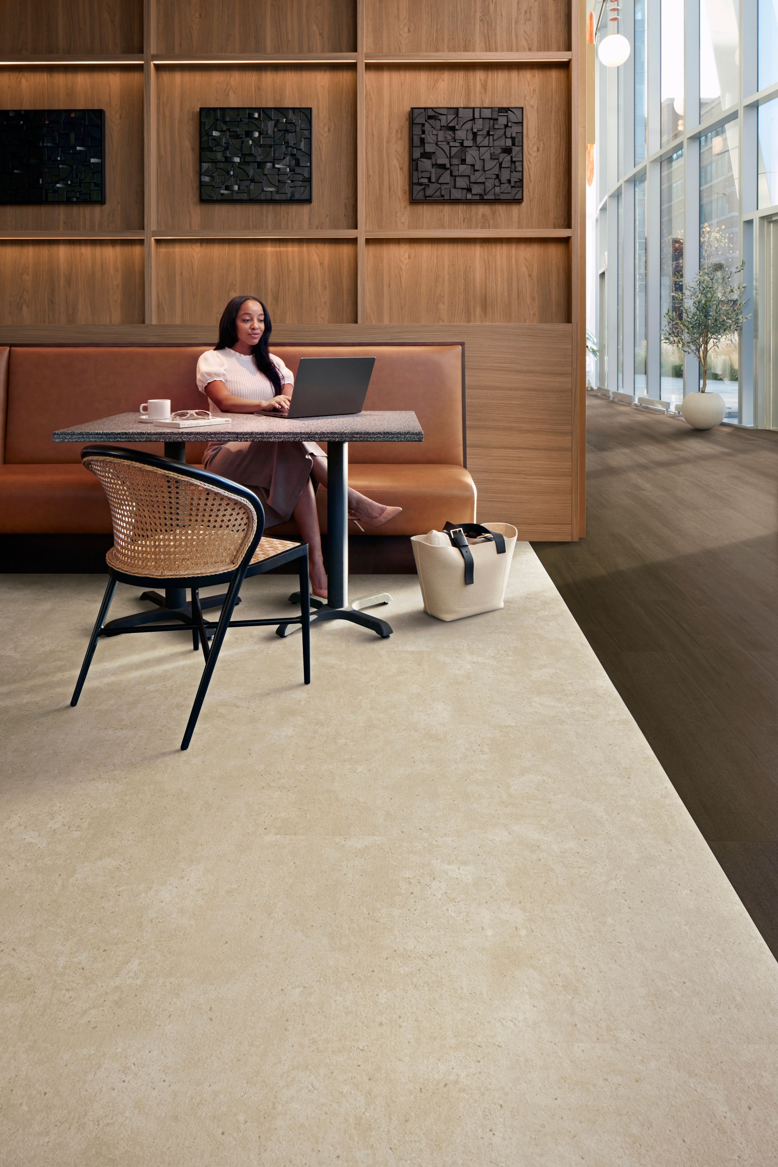 Interface Hearth and On Grain plank LVT in cafe area and corridor afbeeldingnummer 2