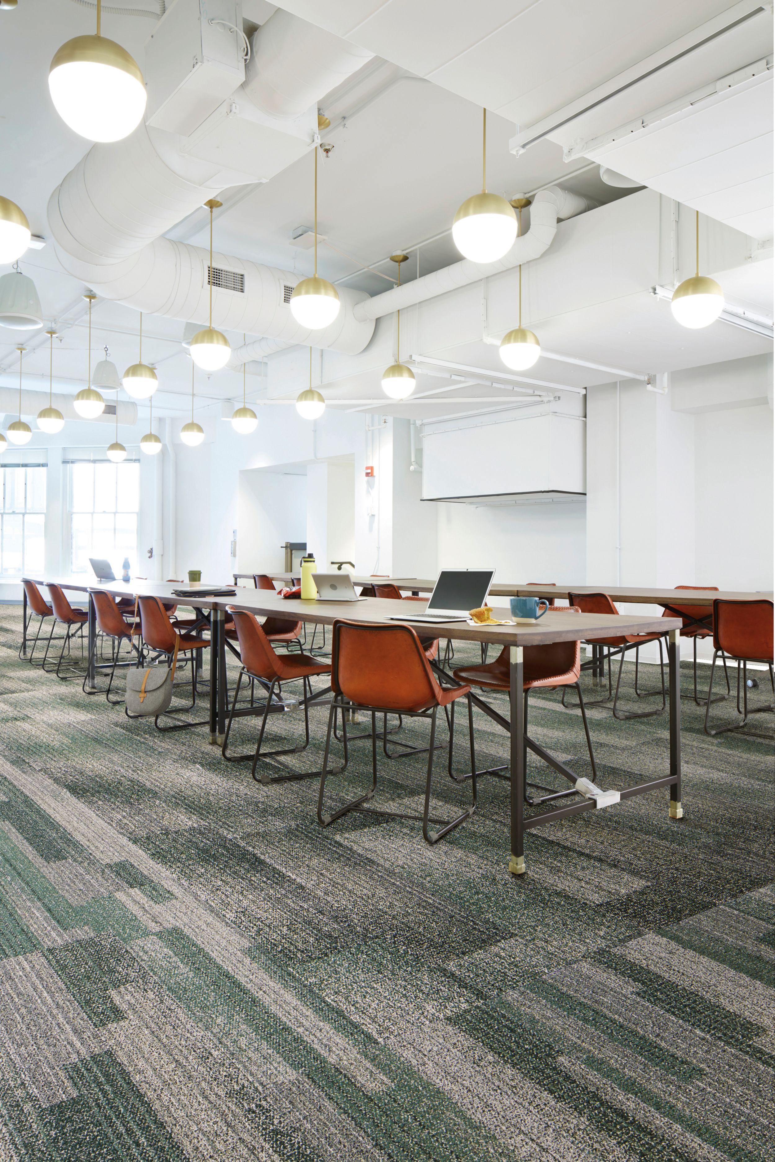 Interface Effervescent and Moving Tints plank carpet tile in open classroom imagen número 3