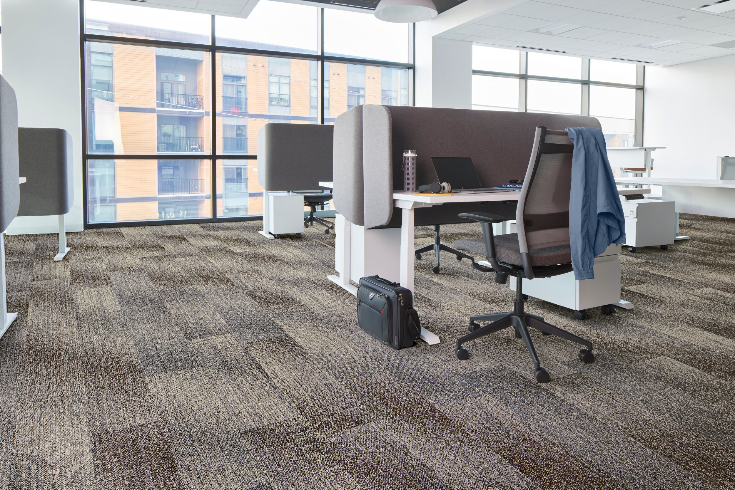 Interface Effervescent plank carpet tile in open office with glass wall imagen número 3