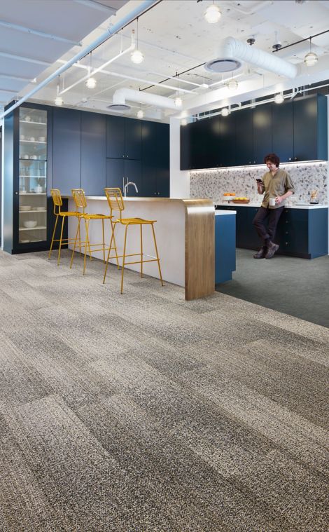 Interface Effervescent plank carpet tile with norament arago rubber flooring in corporate break area imagen número 2