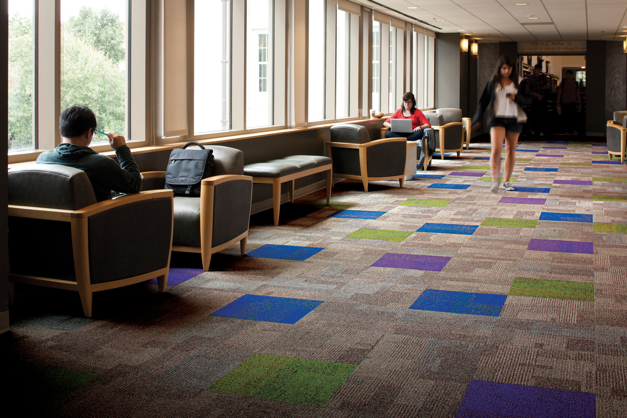 Interface Cubic and Cubic Colours carpet tile in open area with people working imagen número 8