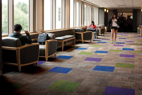 Interface Cubic and Cubic Colours carpet tile in open area with people working numéro d’image 5