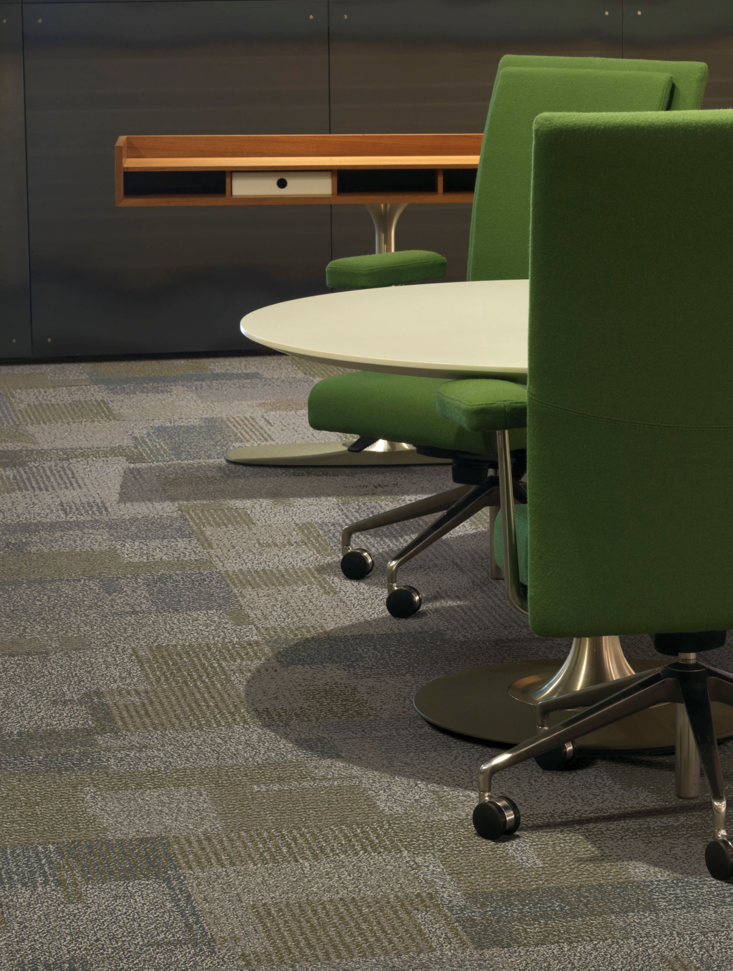 Interface Entropy carpet tile in room with green chairs and wooden shelf in background imagen número 4