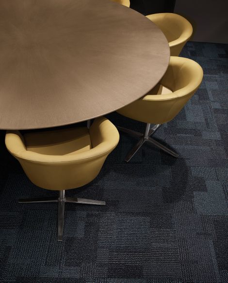 Interface Entropy carpet tile in meeting room with round wooden table and yellow chairs num&eacute;ro d&rsquo;image 4
