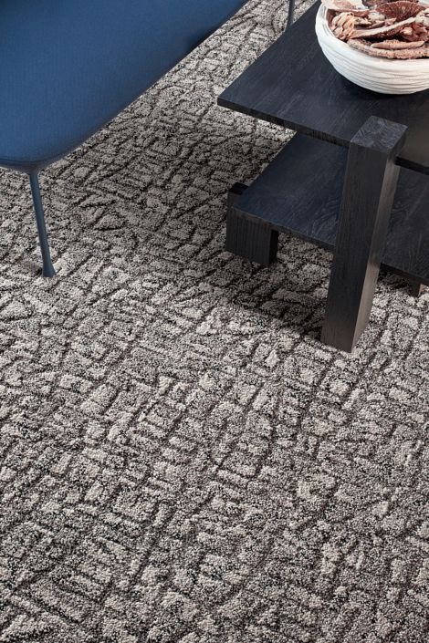 Interface E610 carpet tile in lobby with blue bench and dark wood table afbeeldingnummer 5