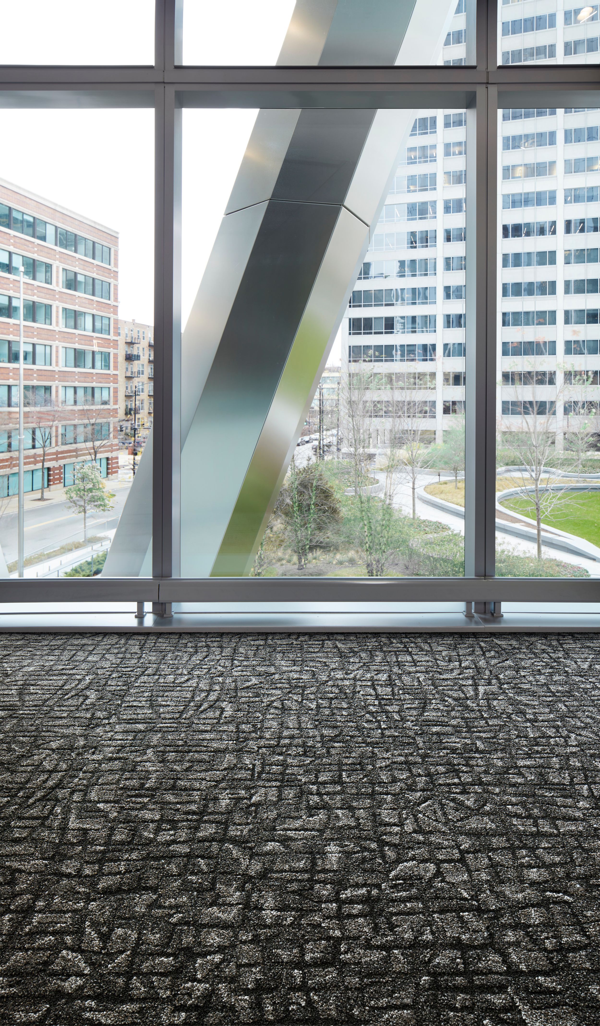 Interface E610 carpet tile in corporate bulding with glass walls afbeeldingnummer 4