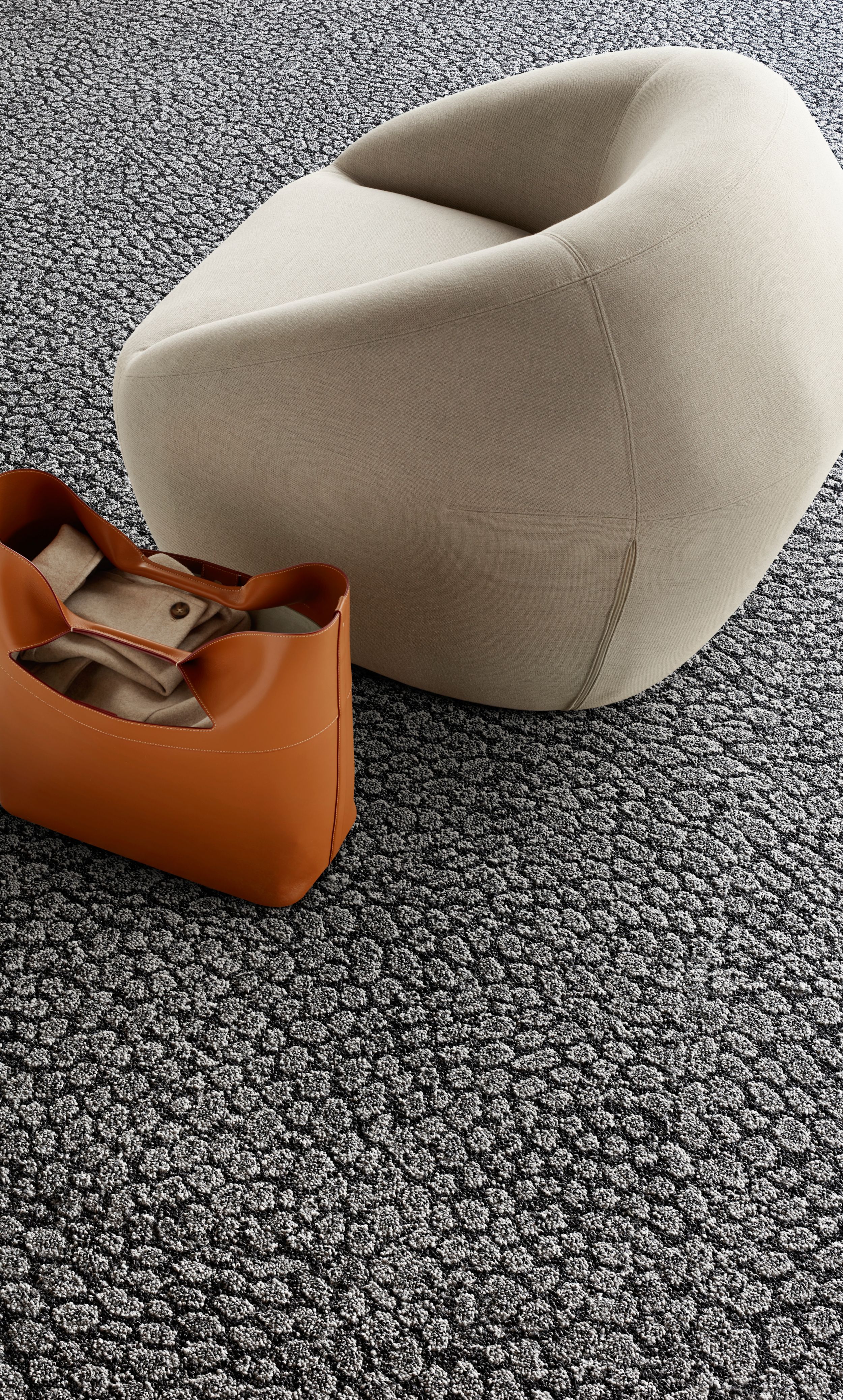Interface E611 carpet tile detail with low chair and orange tote número de imagen 2