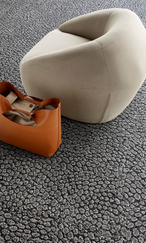 Interface E611 carpet tile detail with low chair and orange tote número de imagen 2