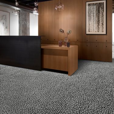 Interface E611 carpet tile in corporate reception area número de imagen 1