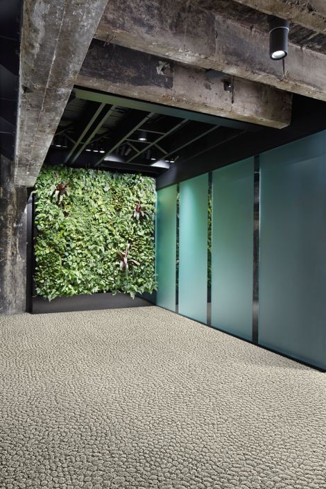 Interface E611 carpet tile in corporate corridor with living wall afbeeldingnummer 3