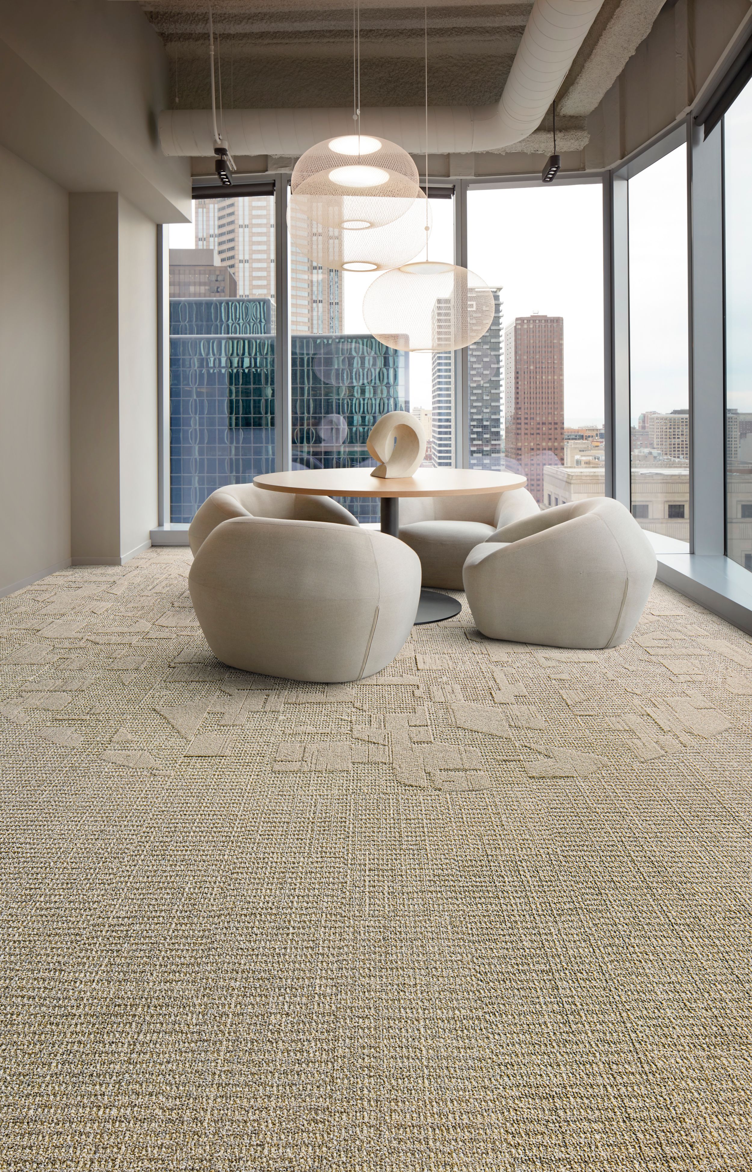 Interface E612 and E613 plank carpet tile in corporate small meeting area with wood table and sculpture afbeeldingnummer 5