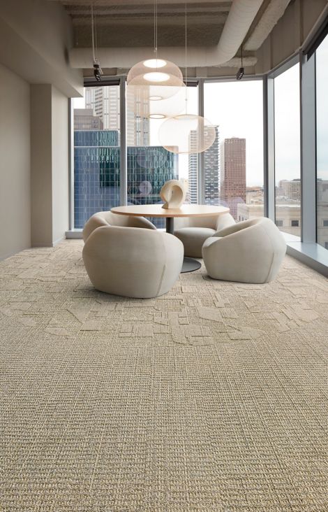 Interface E612 and E613 plank carpet tile in corporate small meeting area with wood table and sculpture numéro d’image 3