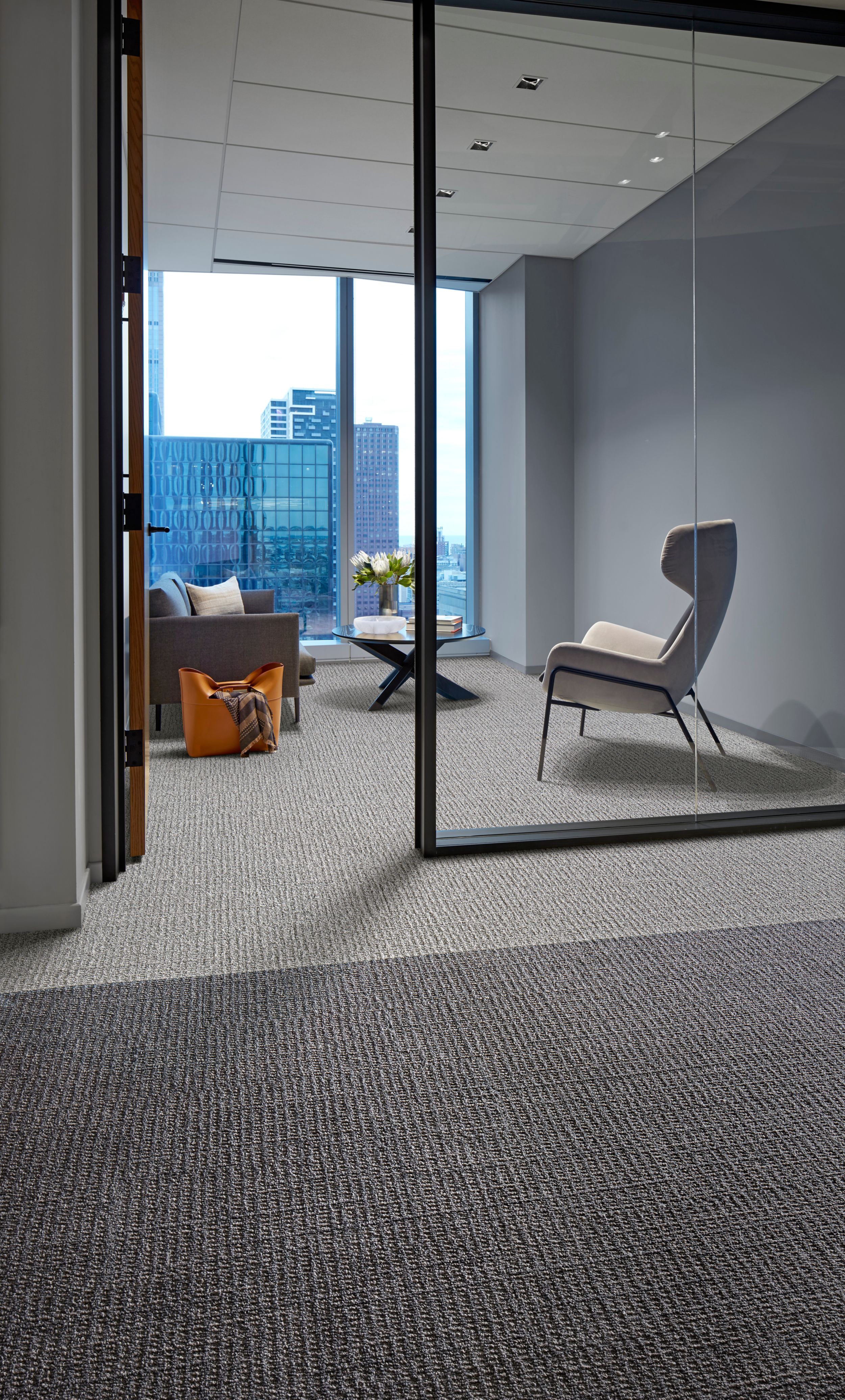 image Interface E613 plank carpet tile in private office numéro 1