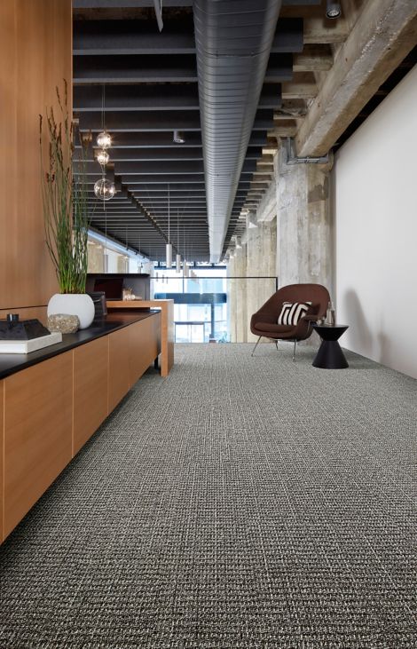 Interface E613 plank carpet tile in office corridor with credenza and small seating area número de imagen 2
