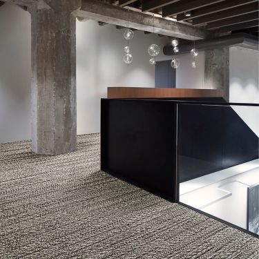 Interface E614 plank carpet tile in stairwell landing Bildnummer 2