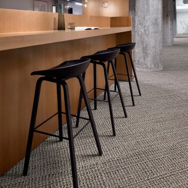Interface E615 plank carpet tile in workspace cafe afbeeldingnummer 1
