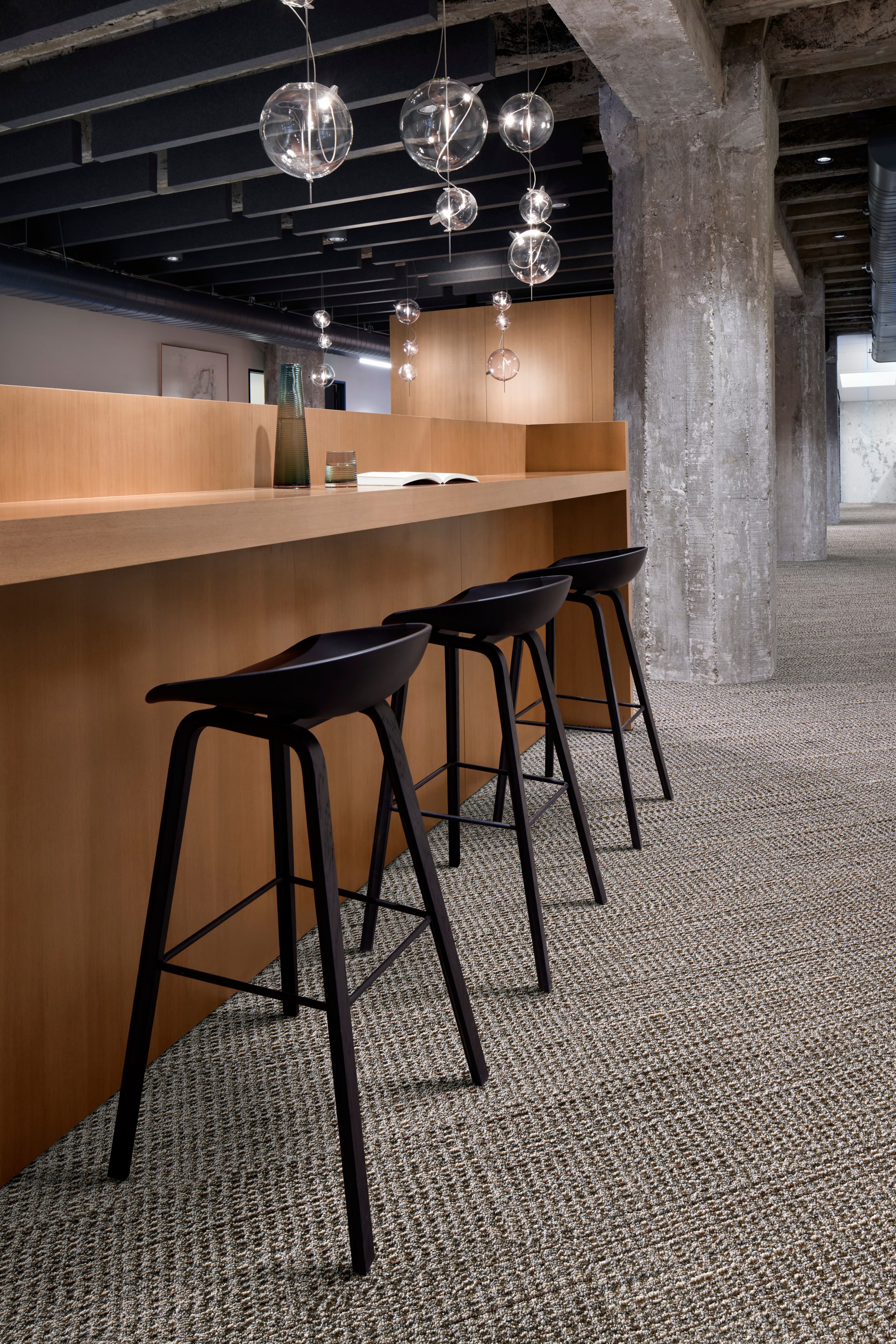 Interface E615 plank carpet tile in workspace cafe image number 1