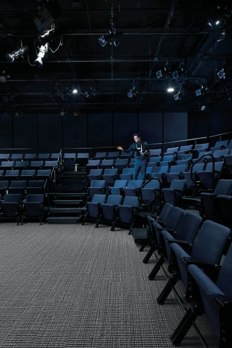 image Interface E615 plank carpet tile in small theater numéro 4