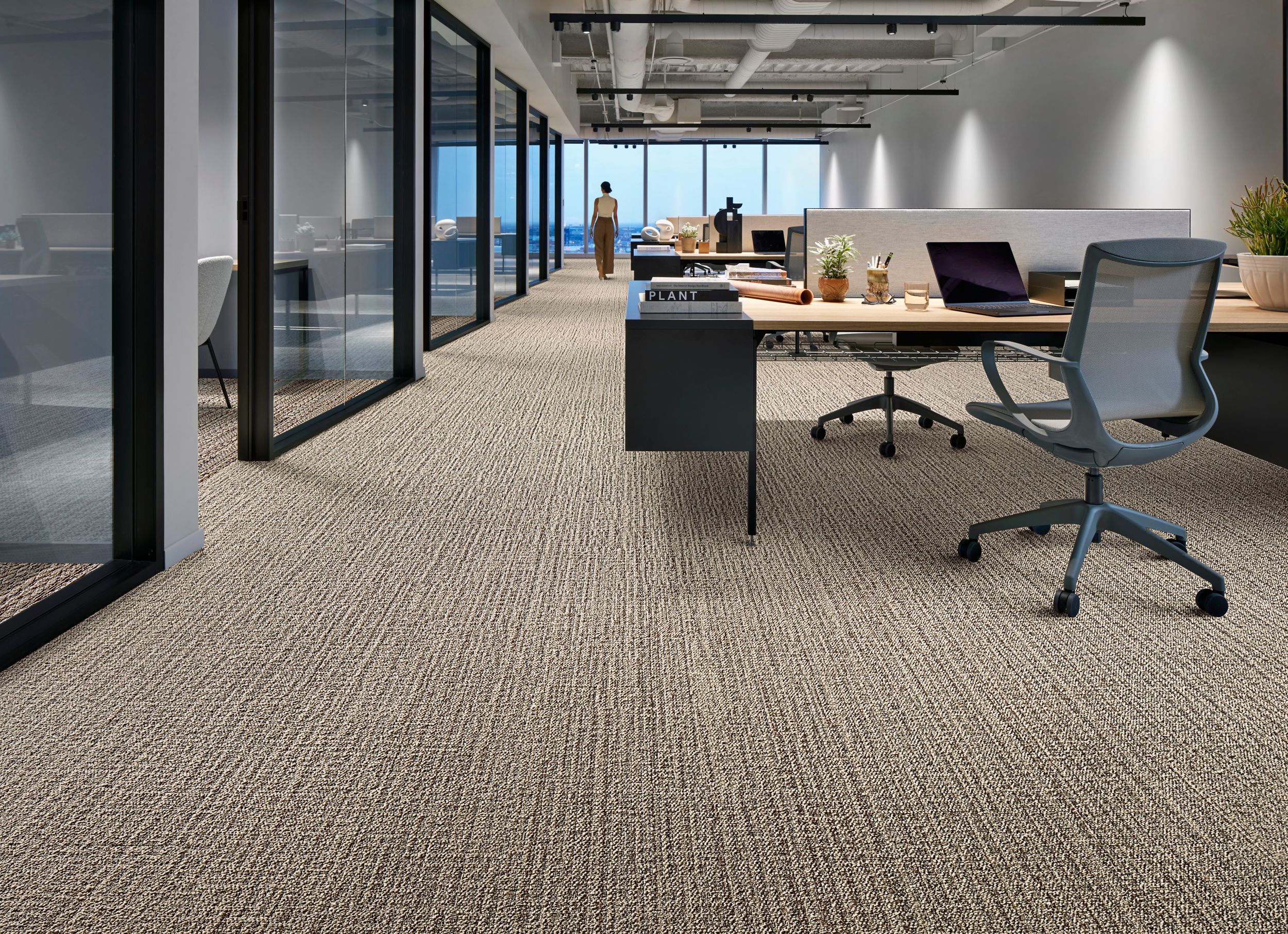 Interface E614 and E616 plank carpet tile in open plan office afbeeldingnummer 1