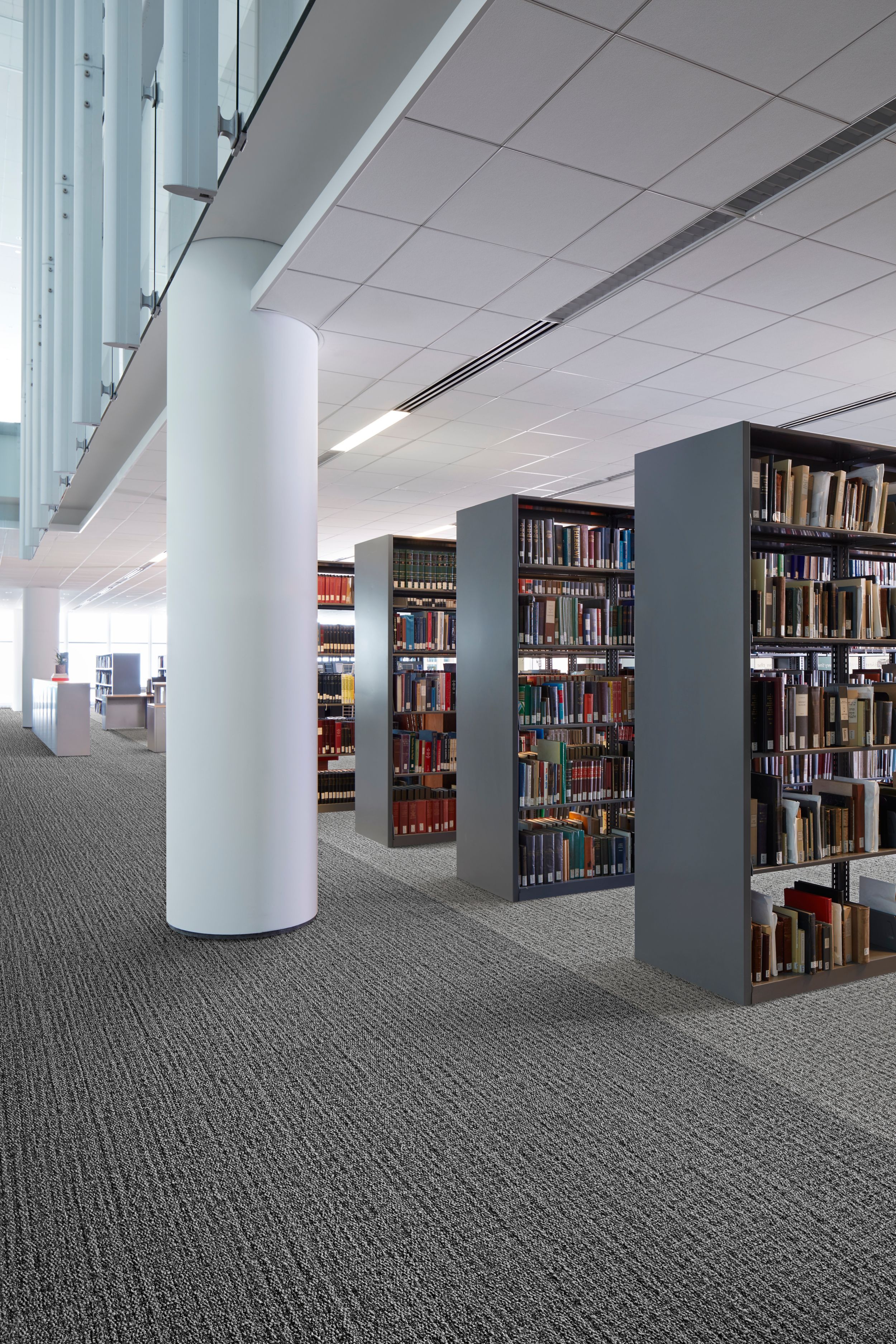 Interface E616 plank carpet tile in library afbeeldingnummer 3