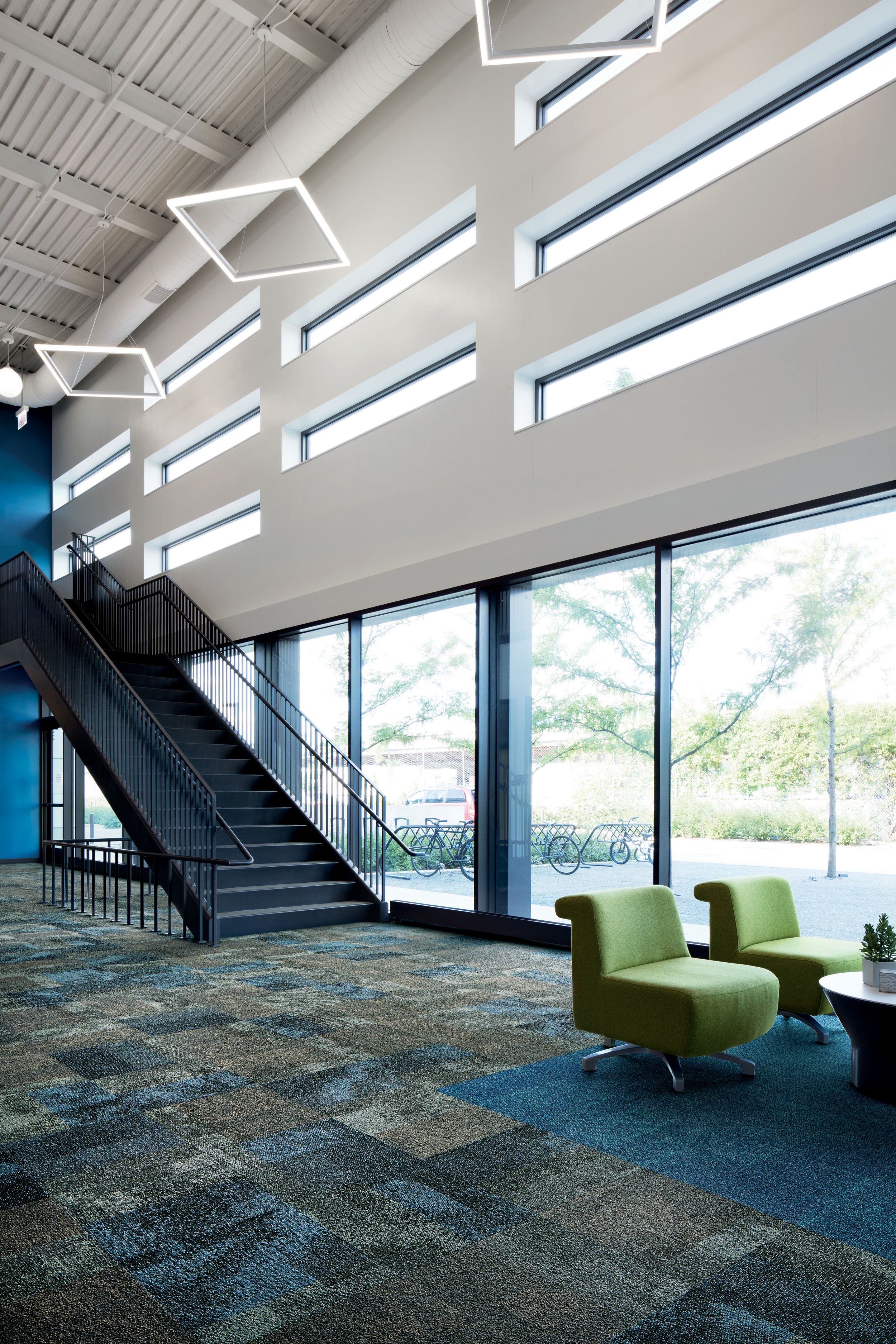 Interface Exposed carpet tile in open space with open stairway and bikes in the background outside imagen número 4