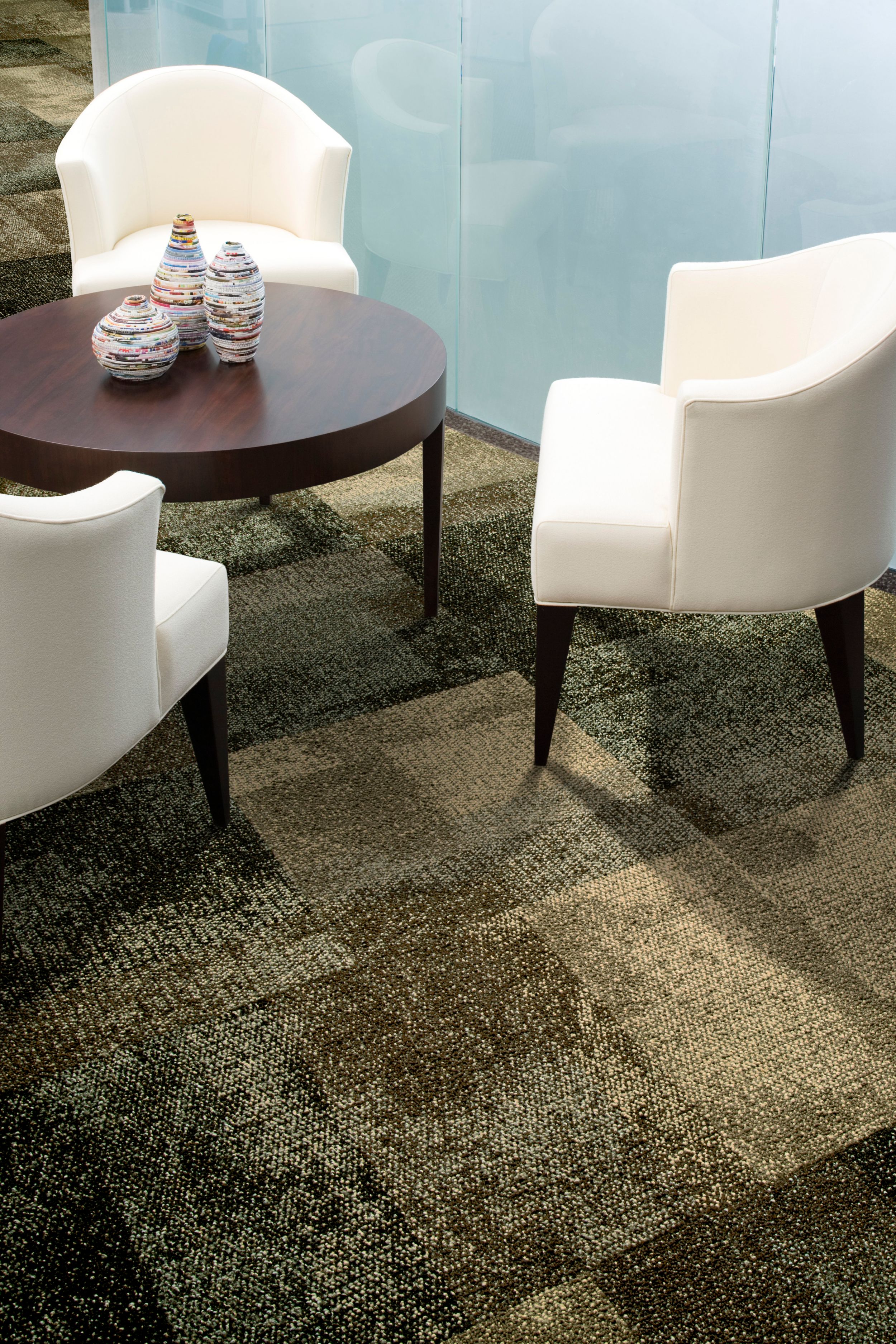 Interface Exposed carpet tile in meeting area with wooden table and white chairs with frosted glass room in background numéro d’image 5