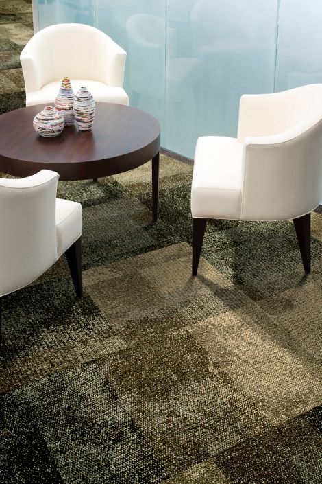 Interface Exposed carpet tile in meeting area with wooden table and white chairs with frosted glass room in background imagen número 5