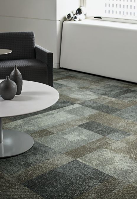 Interface Exposed carpet tile in waiting area with white table and black chair with pottery on table numéro d’image 4