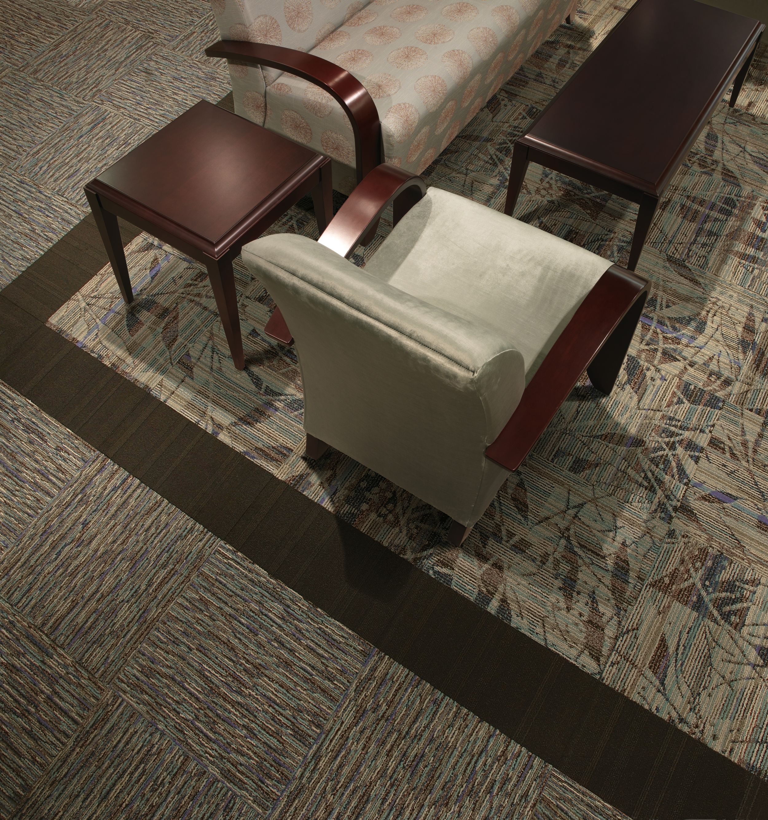 Aerial view of Interface Broadleaf and Savanna carpet tile in seating area imagen número 3