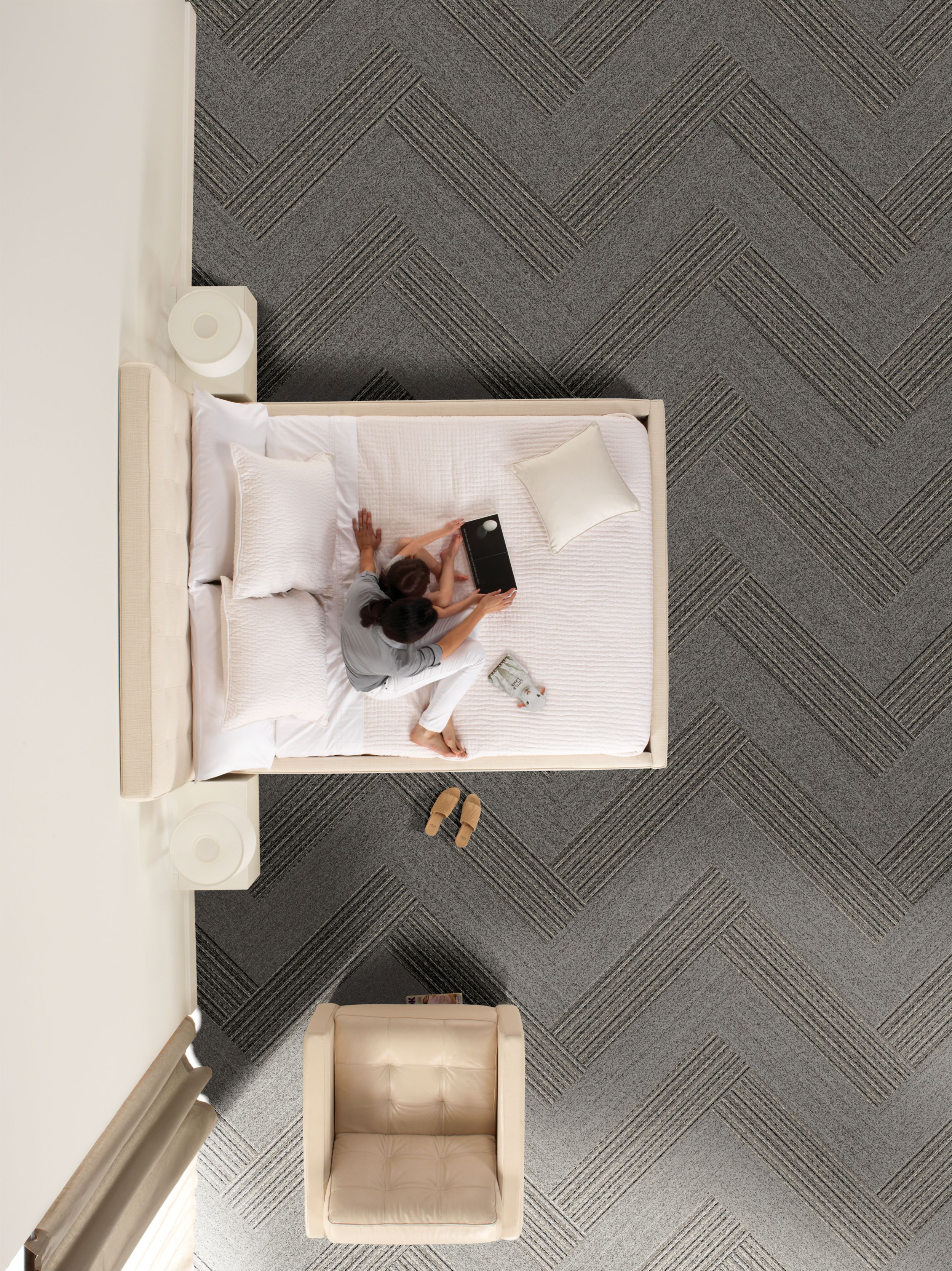 Interface WW860 and WW865 plank carpet tile in hotel guest room with woman and child on bed numéro d’image 8