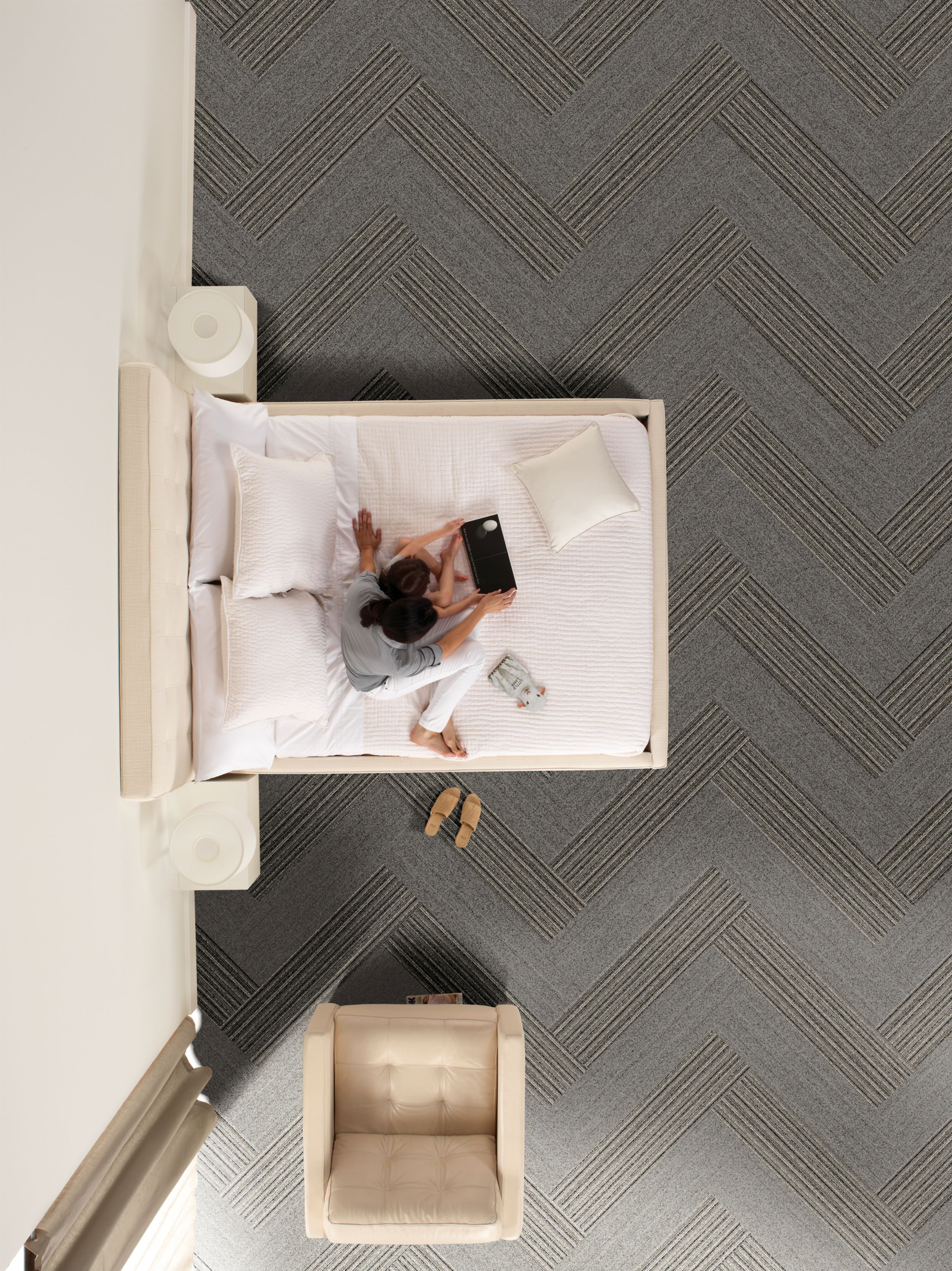 Interface WW860 and WW865 plank carpet tile in hotel guest room with woman and child on bed número de imagen 10