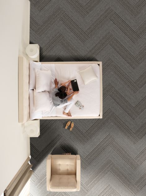 Interface WW860 and WW865 plank carpet tile in hotel guest room with woman and child on bed número de imagen 6