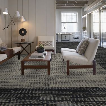 Interface First Edition plank carpet tile in seating area numéro d’image 1