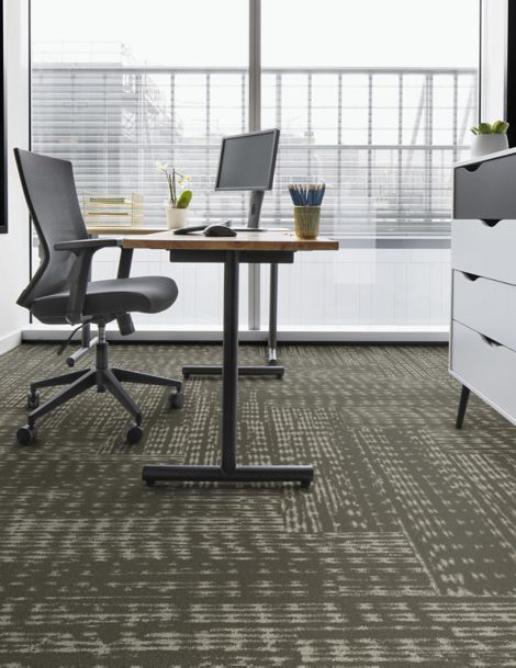 Interface First Edition plank carpet tile in private office imagen número 2
