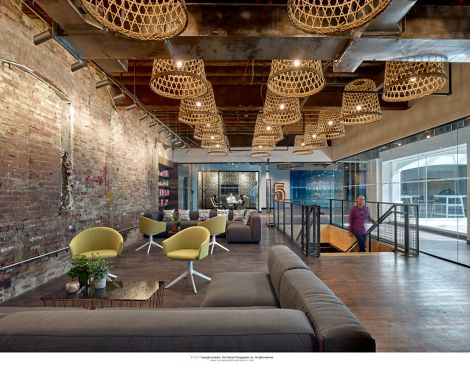 Interface Textured Woodgrains LVT in office common area with seating area imagen número 2