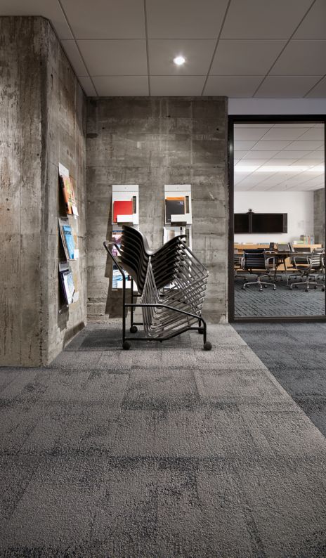 Interface Flagstone carpet tile with stack of chairs afbeeldingnummer 4