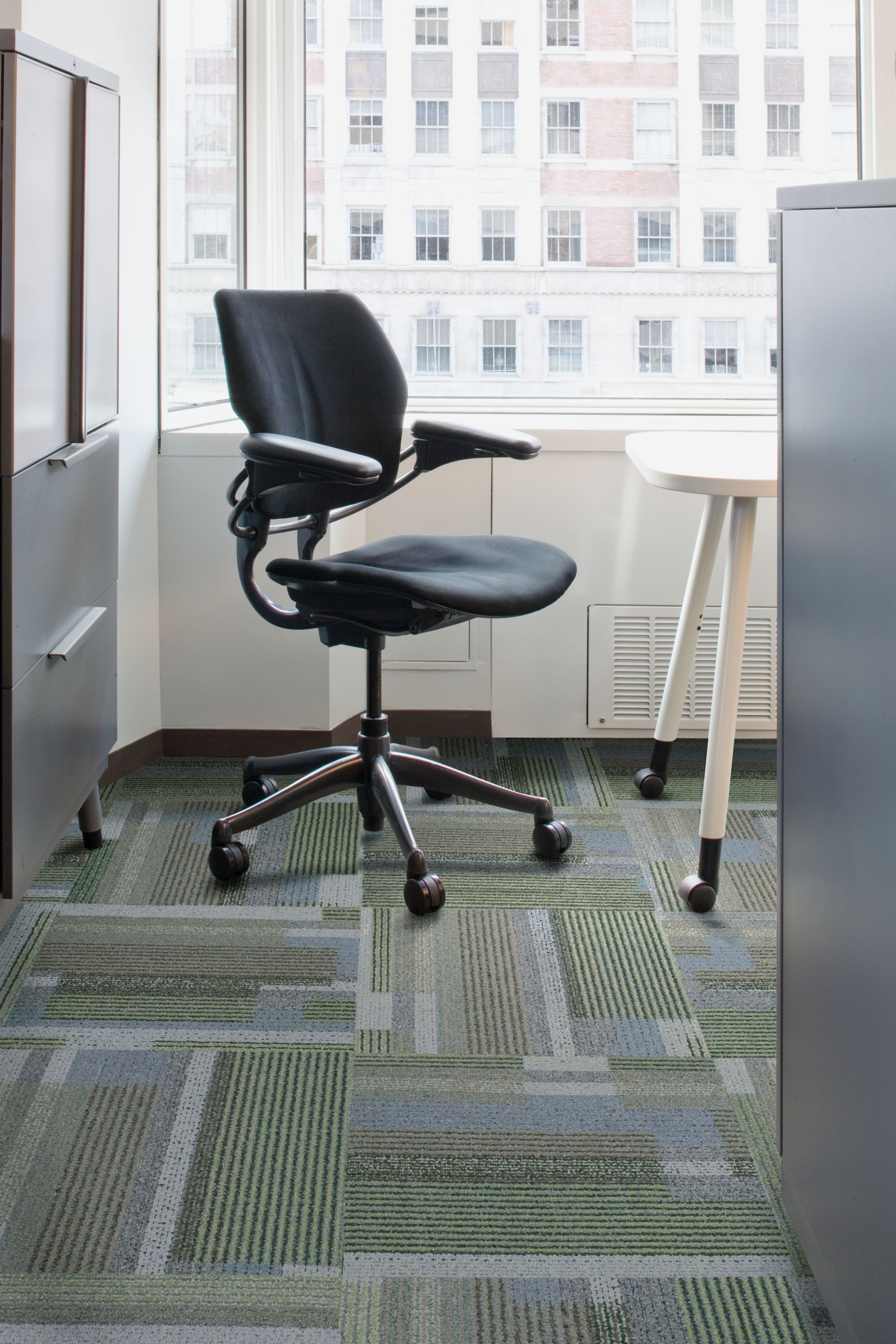 Interface Happening carpet tile in corner with office chair and file cabinet numéro d’image 3