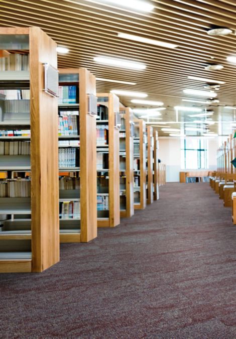 Interface Free Reign plank carpet tile in library imagen número 4