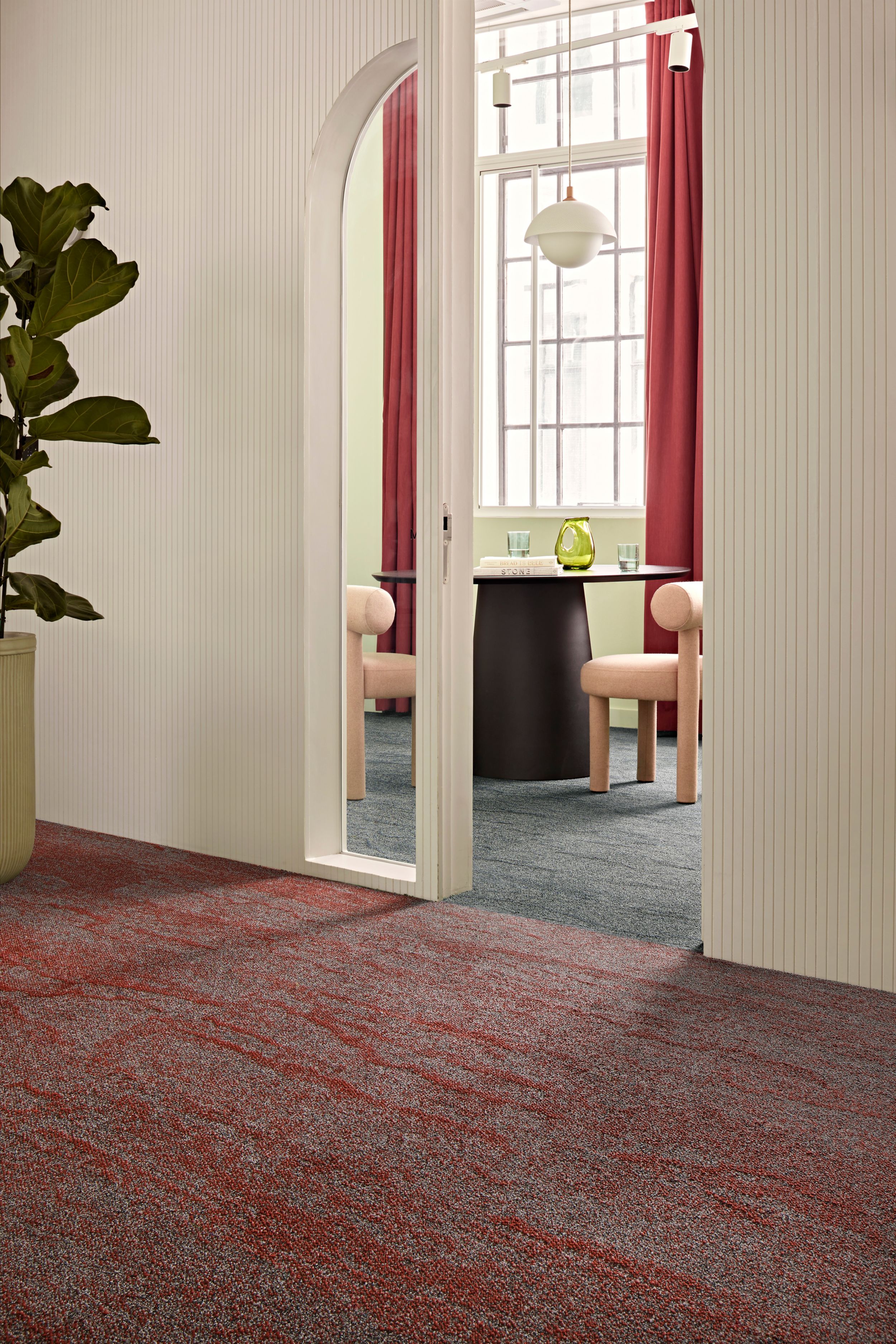 Interface Free Reign plank carpet tile in workplace corridor and private office imagen número 2