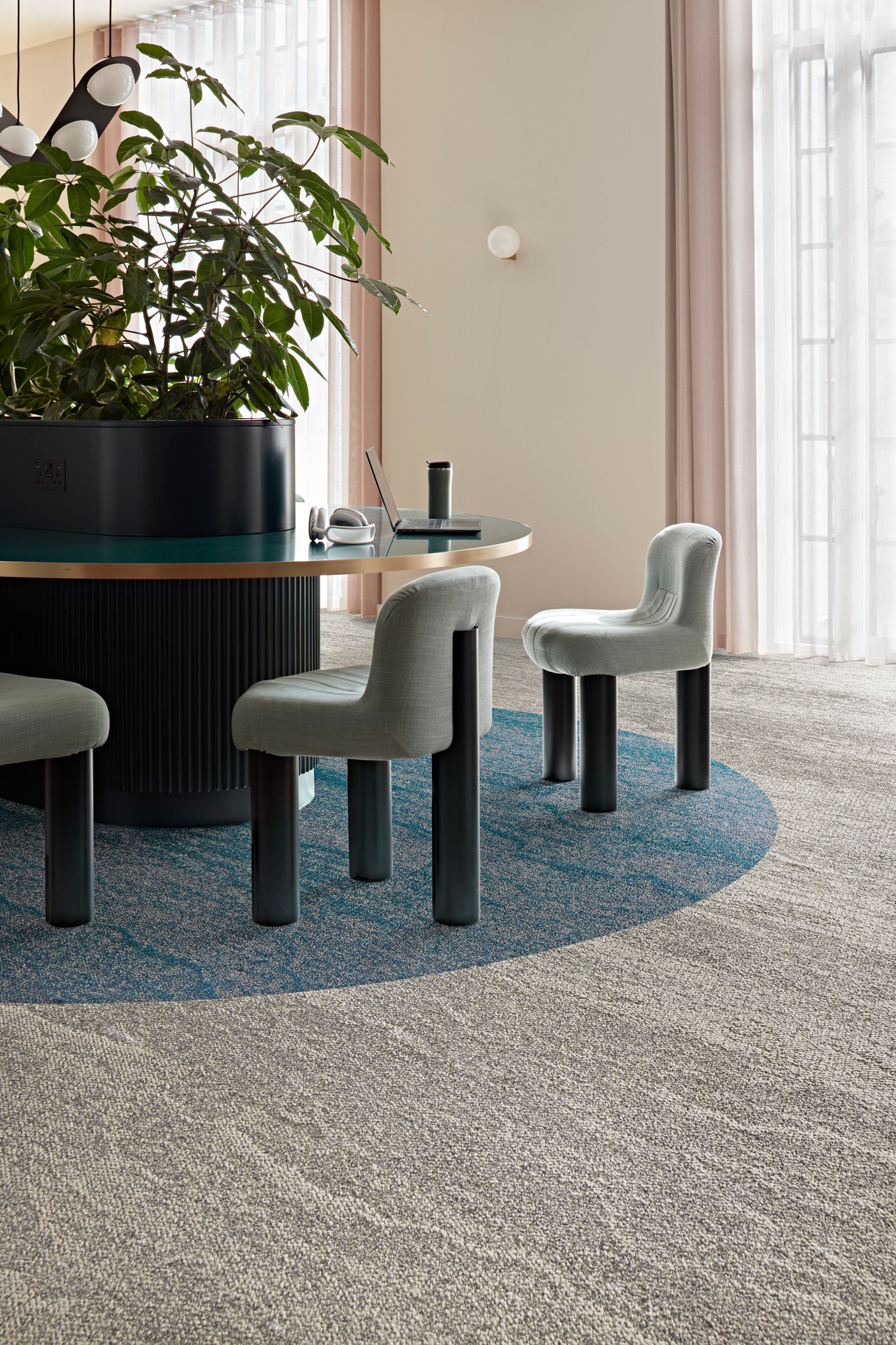 Interface Free Reign plank carpet tile in workplace seating area with large plants imagen número 1